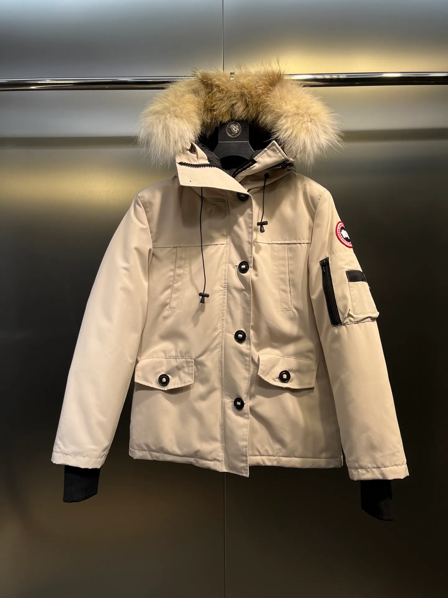 P840 Canada Goose Canada Goose #Expedition03 Parker, a treasure of Canadian origin! Limited supply worldwide! Canada Goose Model 03 is a top-notch couple model. The polar cold-proof outdoor series fur collar detachable hooded parka down jacket is the first Goose in 2024. I hope my friends will like it. Peak quality. I hope everyone can identify it together! The most popular cool items of the Big Goose family in 2024 are online. The same popular product of Yi Yang Qianxi is said to be a joint limited edition Big Goose that cannot be bought in autumn and winter. If you dislike the sameness of the Big Goose in the past, then this model will definitely give you a different experience! This year's most powerful couple's collection for autumn and winter is online, a top-notch luxurious ready-to-wear style, paired with an outdoor warm down jacket with great style and charm! The most standard and classic items of the Daye family in the past two years are equipped with unique reflective stripes for embellishment, which further shows the high-end fashion performance effect. With the embellishment of hardware buckles, it has excellent performance effect. The upper body is clean, simple and elegant, even for urban leisure. It is suitable for various occasions. Designed with large pockets, this model has a large capacity and is equipped with reflective stripes, making it safer at night. It is suitable for various adventure activities. It is made of windproof and waterproof technical materials. The interior is filled with full white duck down, which is absolutely cold-proof and warm. It also has a stand-up collar design and fine fluff at the collar, with meticulous attention to detail! The charm of this model is also more spiritual, and the upper body has more temperament and specifications. It perfectly shows the ultra-high standard of fashionable performance of this model, integrating outdoor and life, and you can even create high-street wear! The most pinnacle limited-edition goose that we have presented so far, both in terms of design and detailed materials, it is completely outstanding. The grand and evergreen version design is matched with cool reflective elements. The overall appearance can be said to be quite high, and it has that kind of powerful outdoor performance! It combines high-end casual attributes with high-street style. It is high-grade, domineering, warm, and beautiful. The visibility of the upper body is quite strong, and the configuration of the owl element is highly brand-recognizable. It fully complements the overall brand performance and visual effects, and also has the high-end sense of fashion and fashionable performance. It is a must-buy product because it is the most awesome down brand on the planet and one of Canada's three national treasure brands. It is also a sentimental down luxury brand. In the field of polar cold-proof clothing, Goose has made an irreplaceable contribution... Size: xs s m l xl